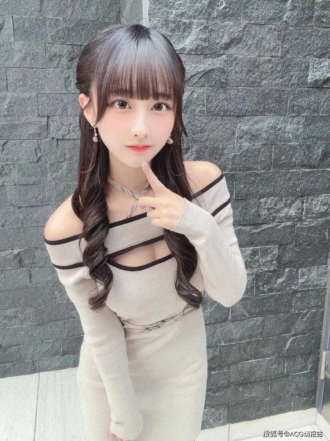 露脐装+过膝白丝！美女偶像穿着清凉逛冲绳被围观！本人：太社死